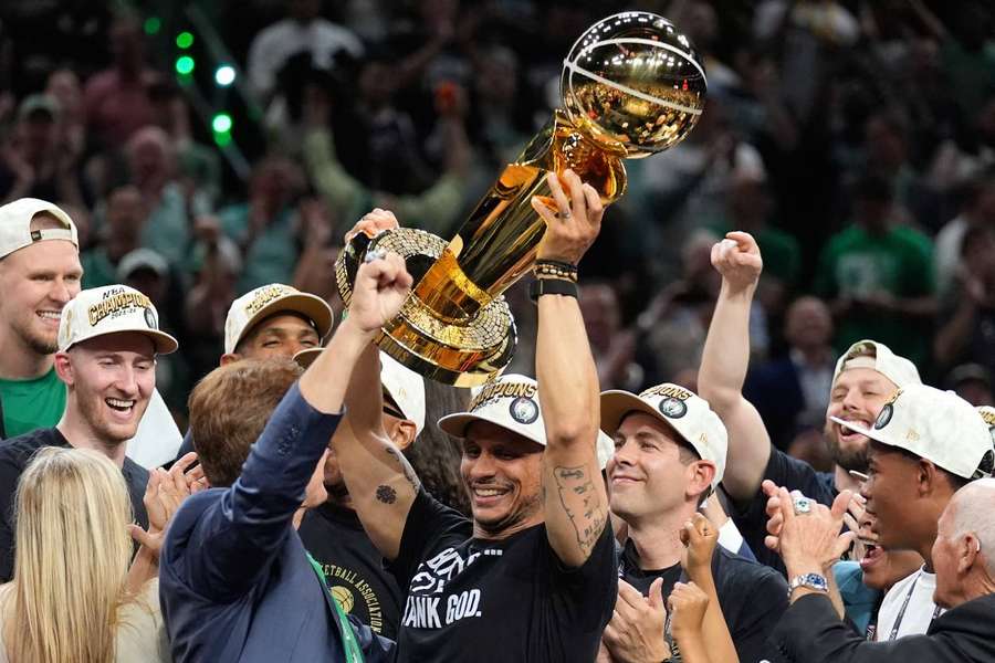 Joe Mazzulla s trofejou pre víťaza NBA.