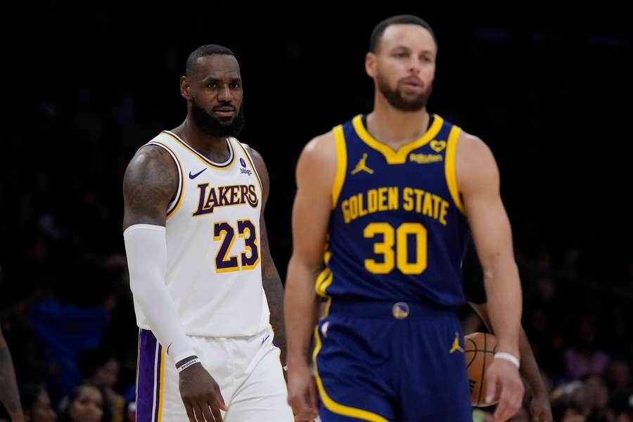 LeBron James (l.) und Stephen Curry (r.) sind zwei der größten NBA-Stars der letzten Jahre.