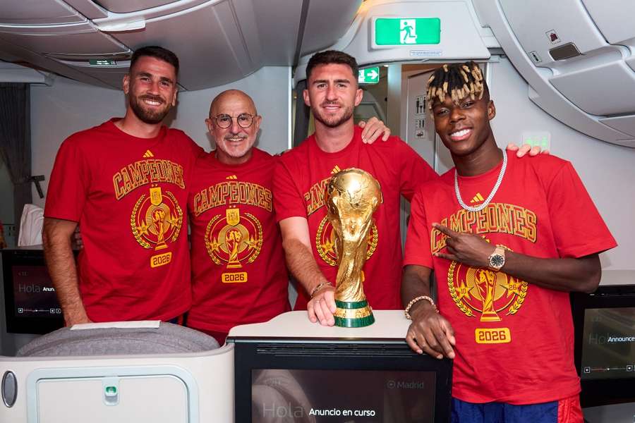 Unai Simón, Luis de la Fuente, Aymeric Laporte y Nico Williams, con la Copa del Mundo ganada por España