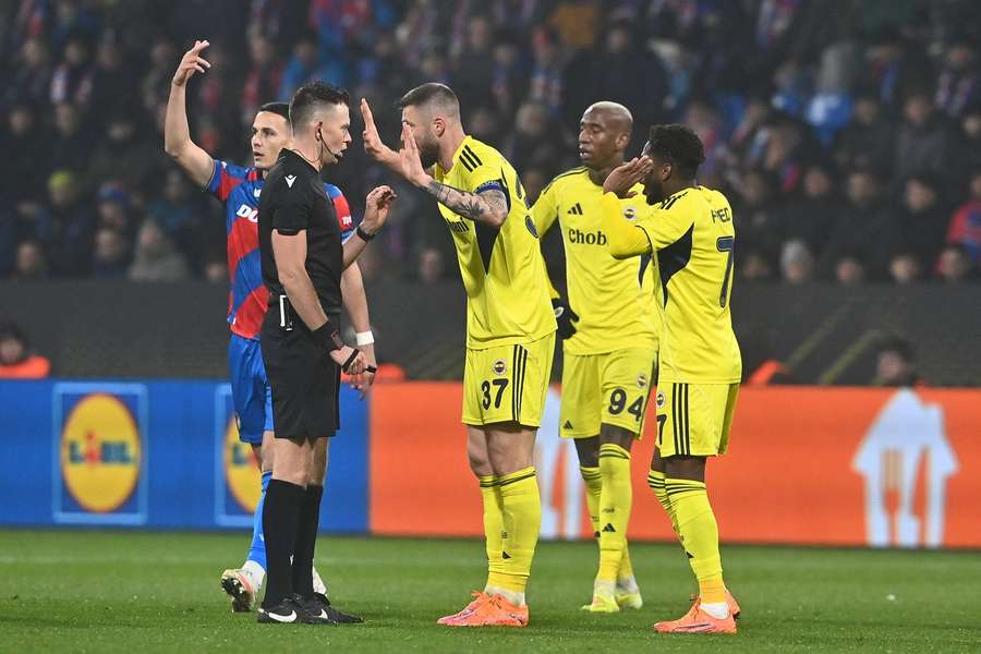 Rozhodčí Allard Lindhout a Milan Škriniar během zápasu v Plzni.