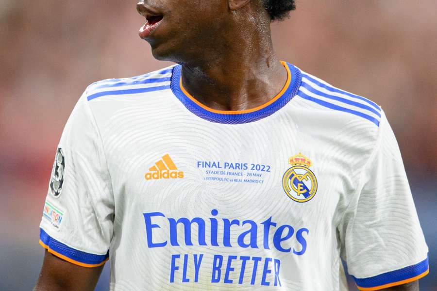 Logo leteckej spoločnosti Emirates budú nosiť futbalisti Realu Madrid aj naďalej.