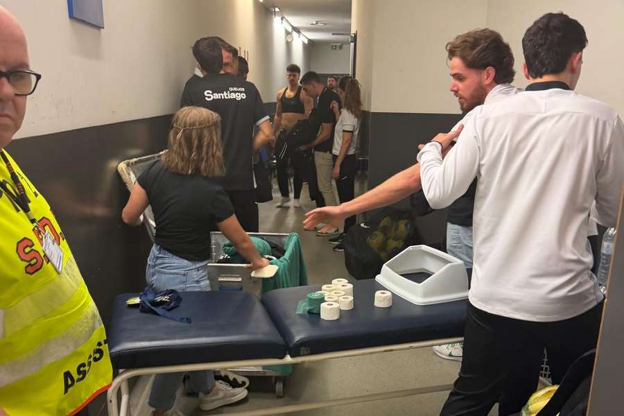 Jogadores e treinador do Sporting tiveram de ser assistidos no Dragão Arena Jogadores e treinador do Sporting tiveram de ser assistidos no Dragão Arena