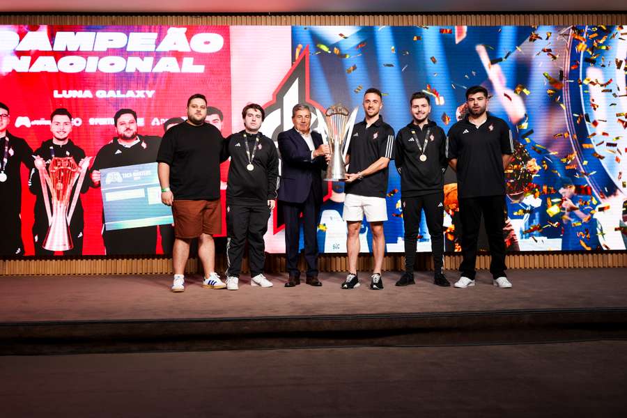 Jota recebe o troféu de campeão nacional de eSports