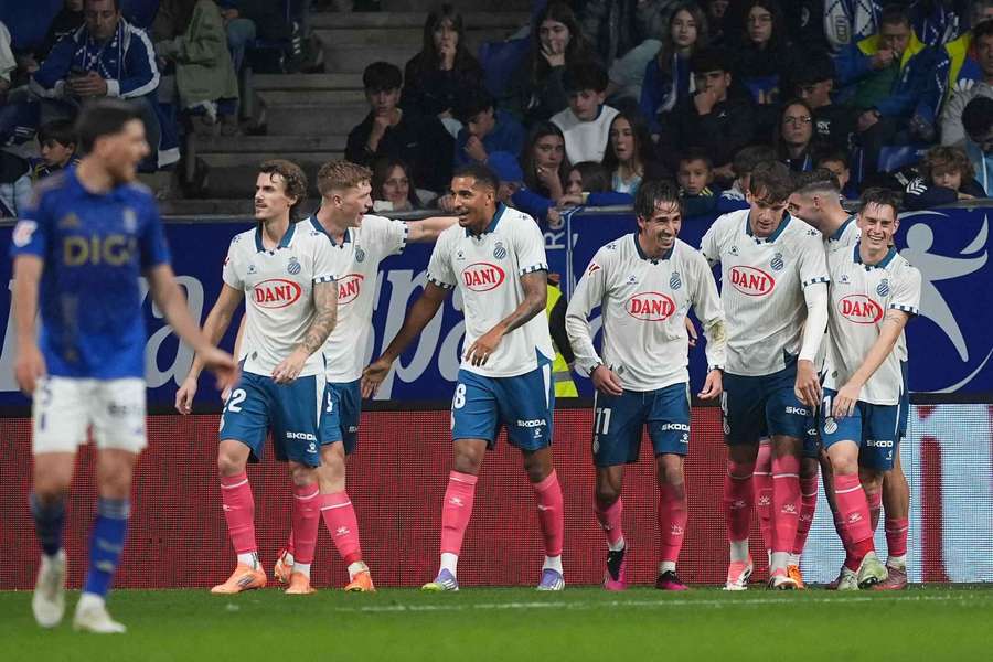 Los compañeros celebran con Pere Milla el segundo gol del Espanyol en el Tartiere