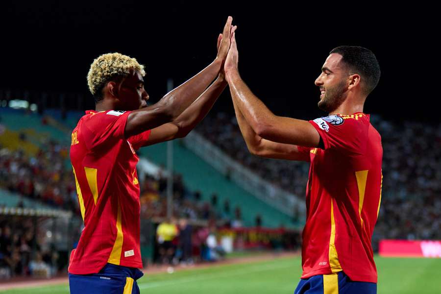 Lamine Yamal deu assistência para gol de Mikel Merino Lamine Yamal deu assistência para gol de Mikel Merino
