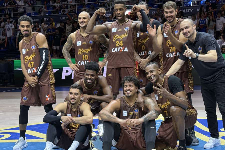 Time Jhonatan comemora vitória na Arena UniBH