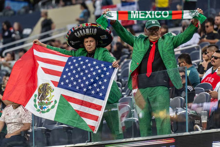 Seguidores mexicanos apoyan a su selección.