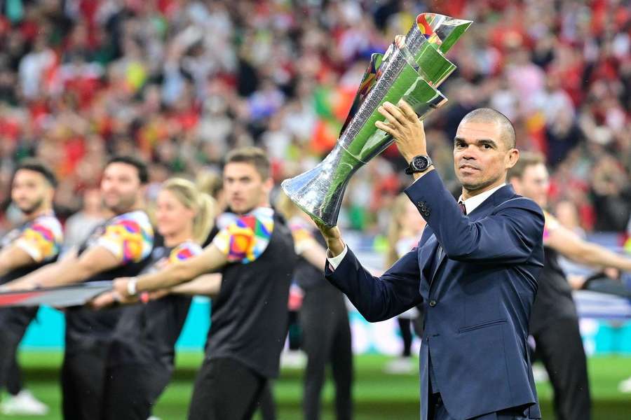 Pepe přinesl na hrací plochu trofej pro vítěze Ligy národů.