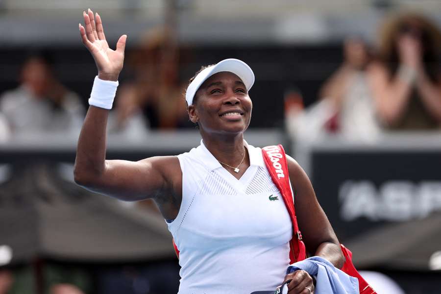 Venus Williams thanks the crowd afer defeat Venus Williams thanks the crowd afer defeat