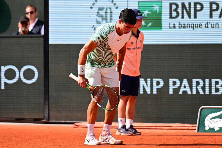 Sinta a dor: Carlos Alcaraz sofre cãibras na semifinal de sexta-feira