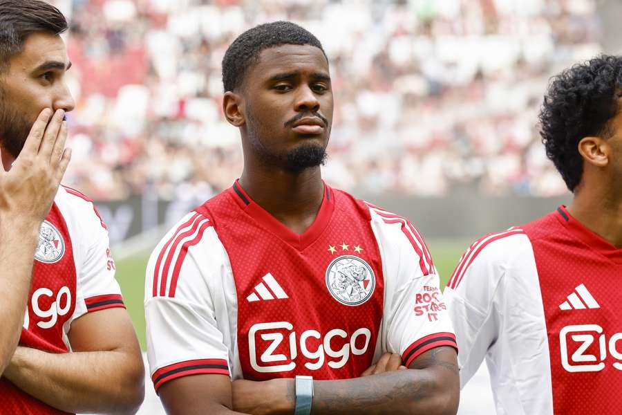 Jorrel Hato face trecerea în Premier League