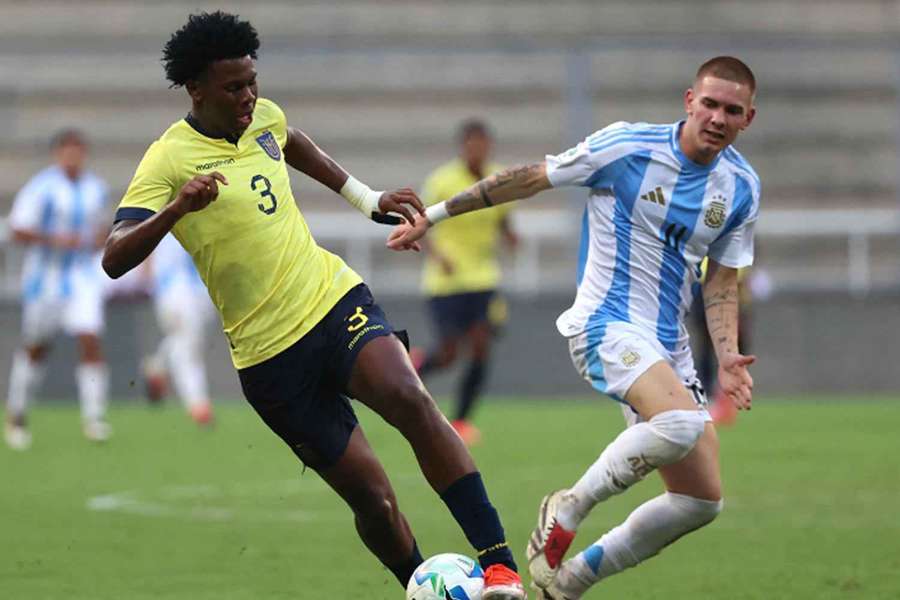 Ordóñez (à esquerda) em disputa com o talento do Real Madrid, Franco Mastantuono Ordóñez (à esquerda) em disputa com o talento do Real Madrid, Franco Mastantuono
