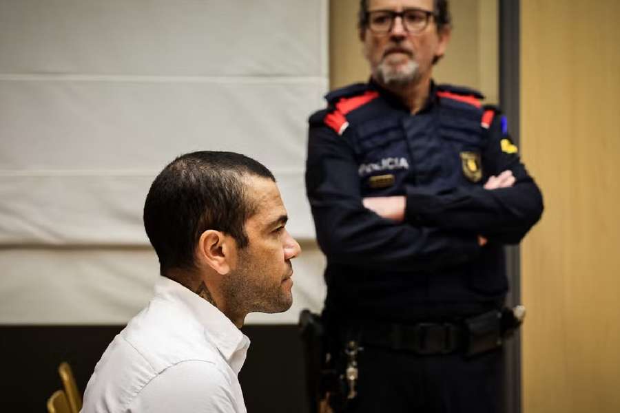 Daniel Alves durante audiência em Barcelona