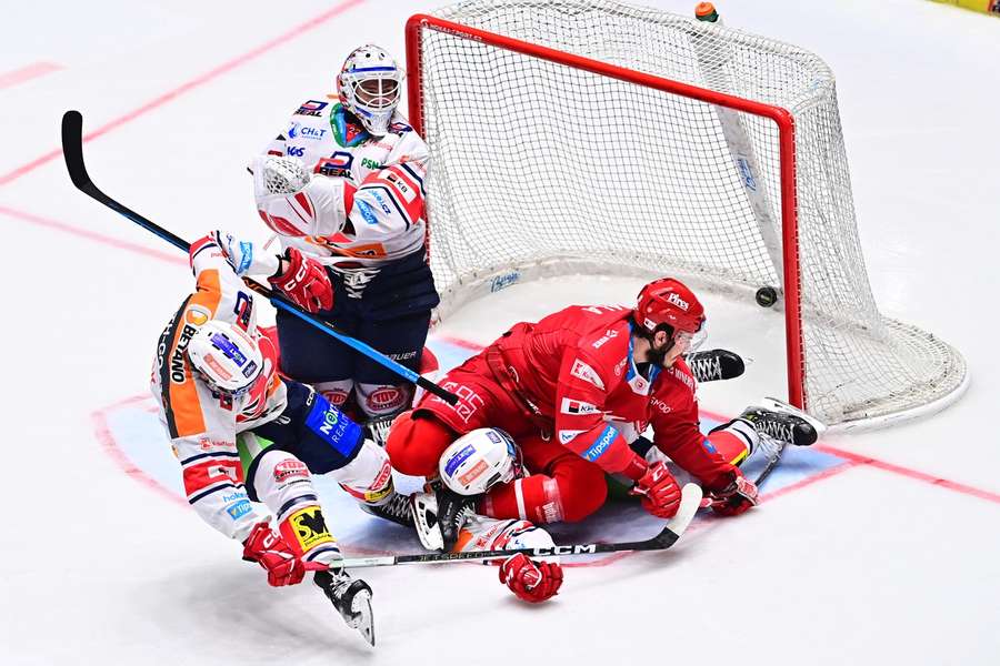 Rozhodující moment předloňského finále. David Cienciala (v červeném) pomáhá puku do pardubické branky.