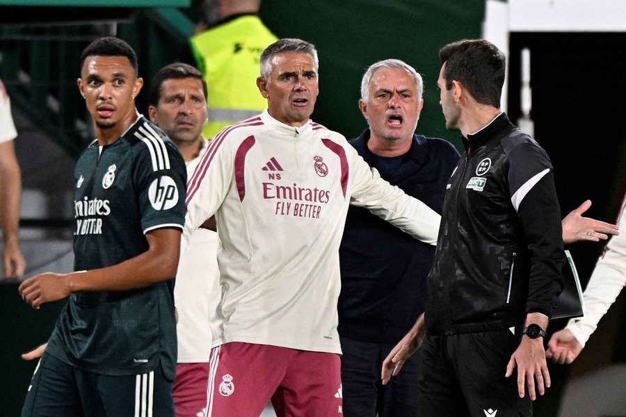 Mourinho furioso com a equipa de arbitragem do dérbi de Madrid
