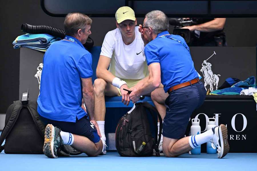 Jannik Sinner podczas przerwy medycznej na Rod Laver Arena