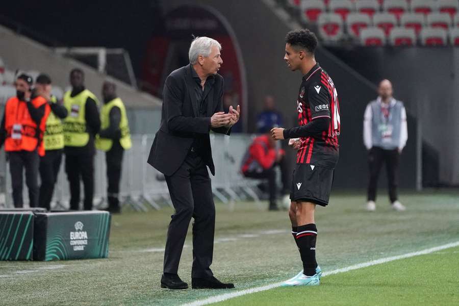 Lucien Favre sollicitant son effectif contre le FC Slovácko.