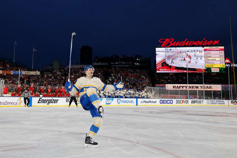 Die St. Louis Blues um Torschütze Cam Fowler jubeln beim NHL Winter Classic in Chicago.