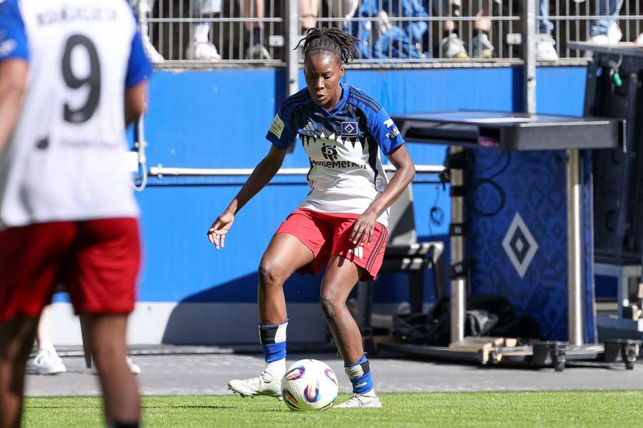HSV-Verteidigerin Doucoure bricht zusammen.