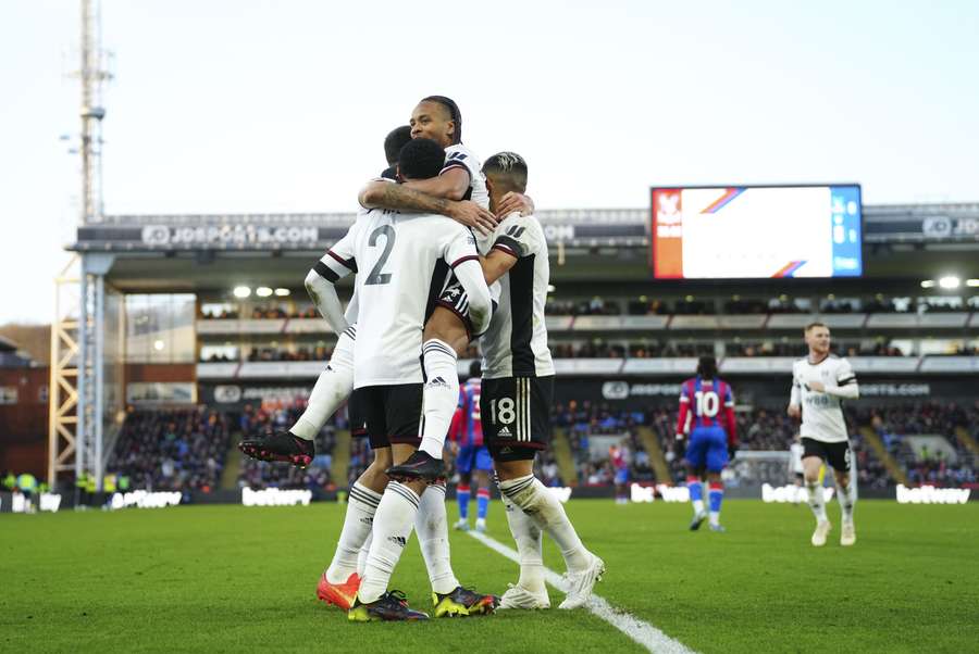 Mitrovic is back: Fulham vence dérbi (3-0) com um golo e duas assistências do sérvio