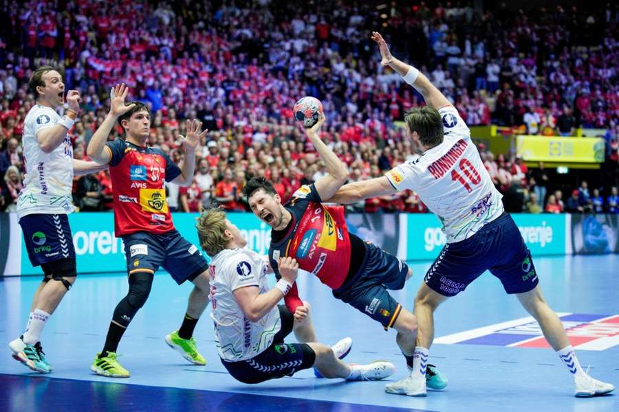 Víctor Romero intenta lanzar a portería ante Noruega Víctor Romero intenta lanzar a portería ante Noruega