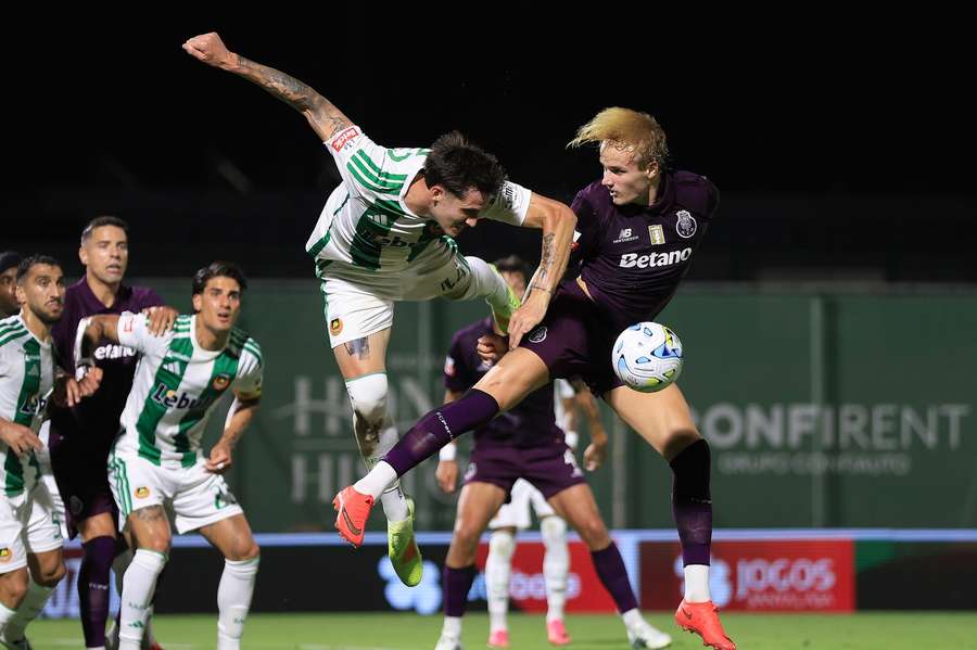Tamás Nikitscher perante Victor Froholdt no Rio Ave-FC Porto Tamás Nikitscher perante Victor Froholdt no Rio Ave-FC Porto
