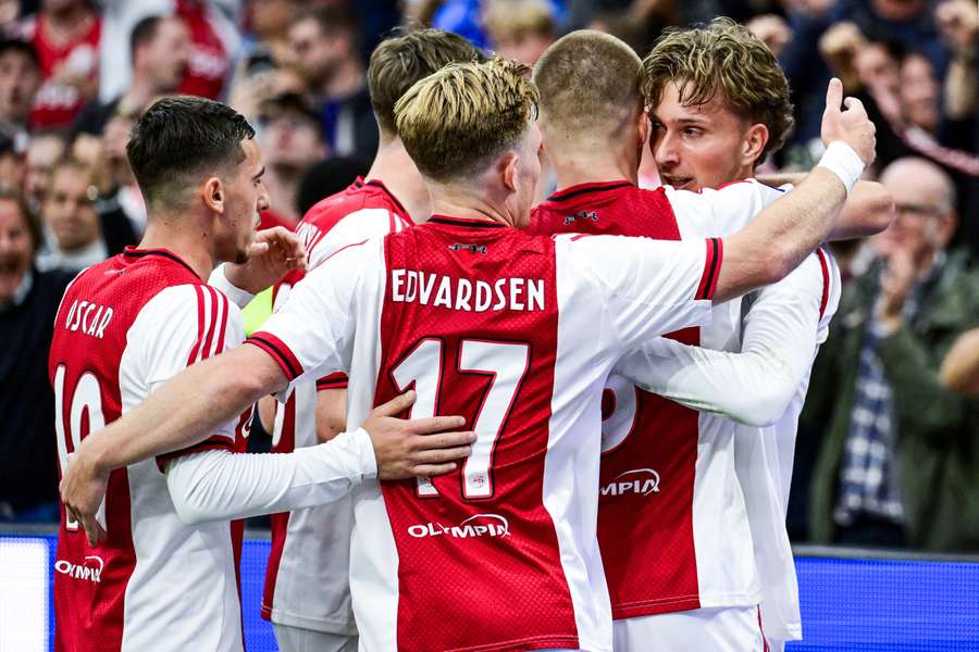 L'Ajax festeggia uno dei gol di ieri