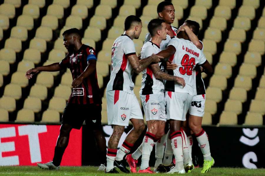 Carlinhos fez o gol de empate do Vitória na partida