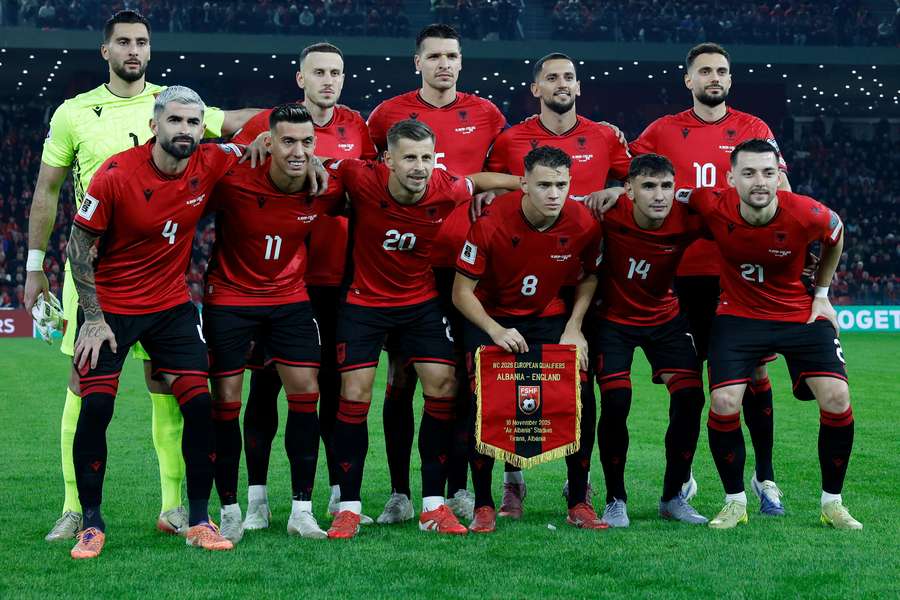 Piłkarze Albanii przed meczem kw. do MŚ 2026 pomiędzy Albanią a Anglią na stadionie Air Albania w Tiranie, 16 listopada 2025 r.