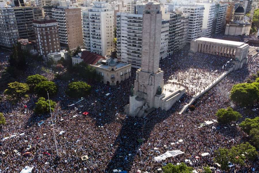 Vue aérienne des citoyens de Rosario célébrant la victoire de l'Argentine en centre-ville.