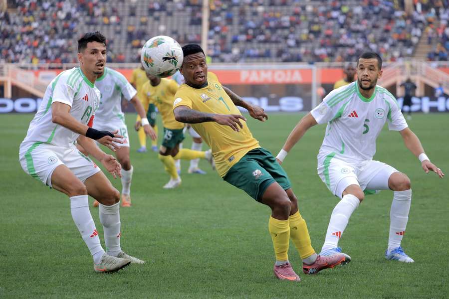 África do Sul venceu Guiné de Paulo Duarte por 2-1 África do Sul venceu Guiné de Paulo Duarte por 2-1