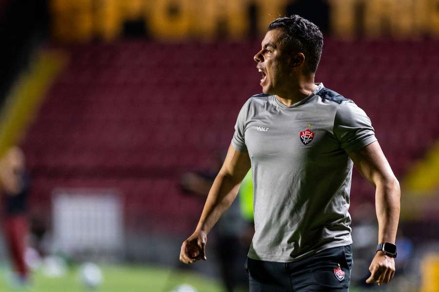 Vitória, de Jair Ventura, tentará a última cartada neste domingo (7), contra o São Paulo Vitória, de Jair Ventura, tentará a última cartada neste domingo (7), contra o São Paulo