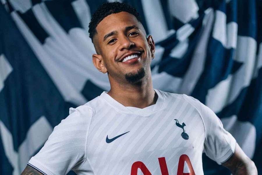 Savinho už v dresu Spurs.