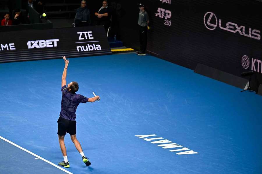 Daniil Medvedev gana en Almaty