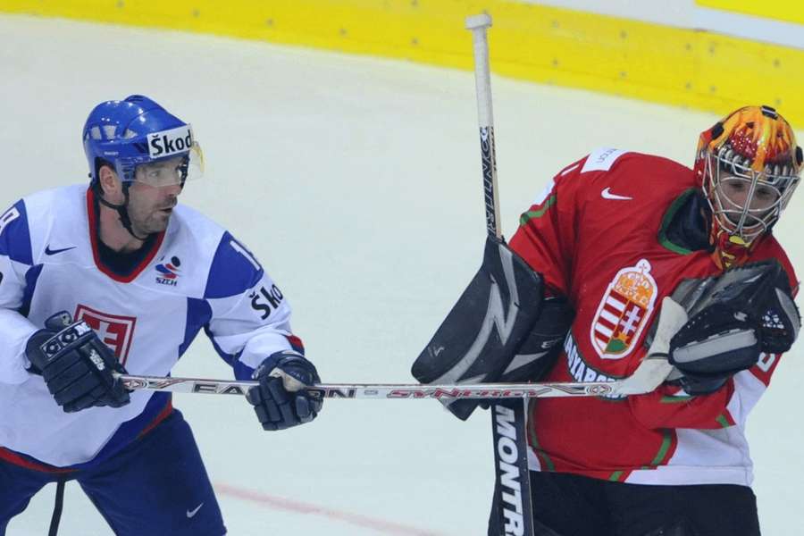 Rastislav Pavlikovský (vľavo) počas MS v hokeji 2009.