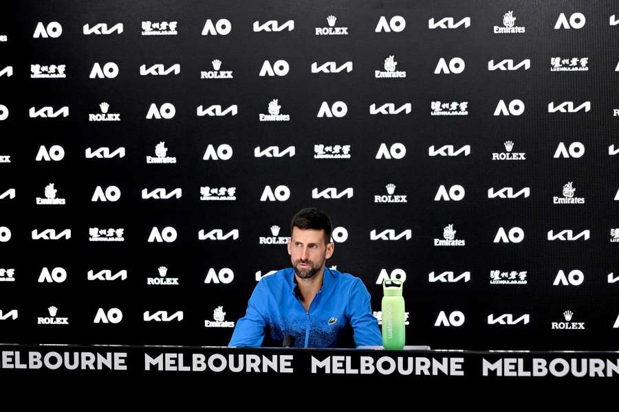 Novak Djokovic comparece en rueda de prensa.