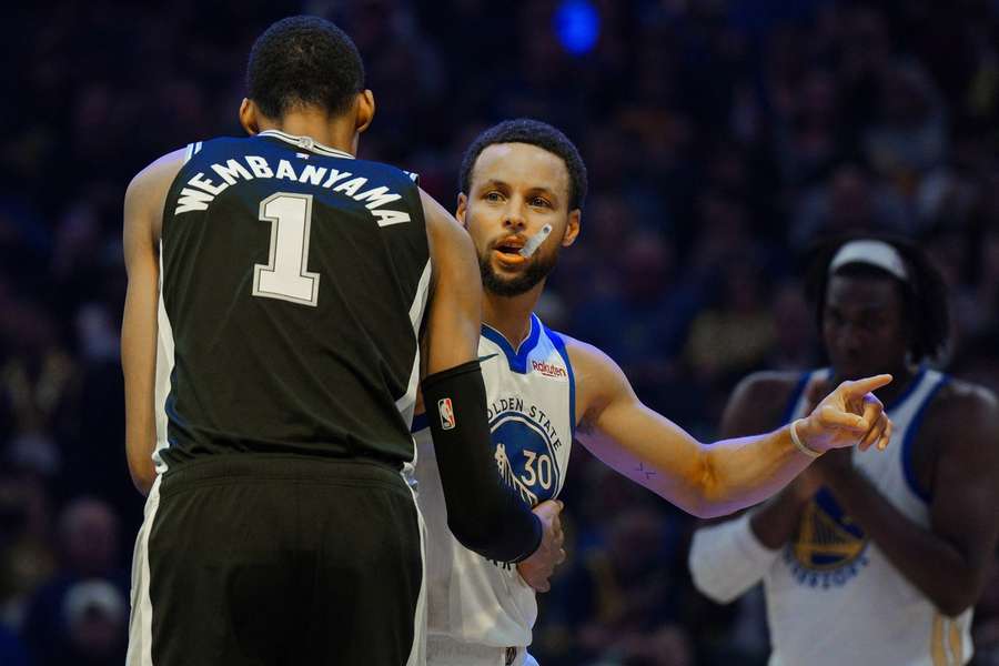 Wembanyama esta noite contra Curry.