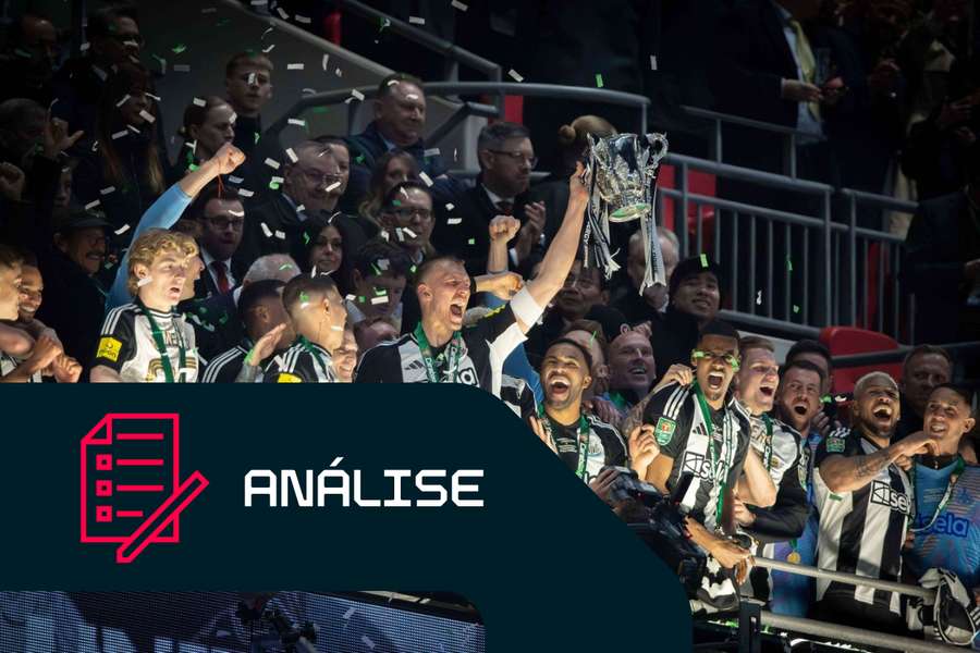 Dan Burn, do Newcastle United, levanta o troféu da Taça Carabao em Wembley
