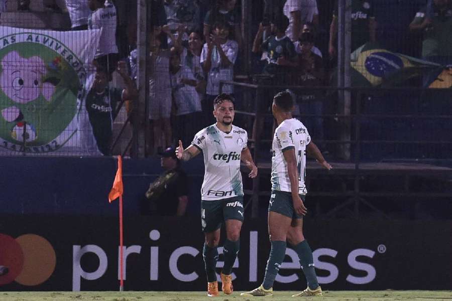 Artur celebra o golo ao lado de Rony, outro destaque da partida