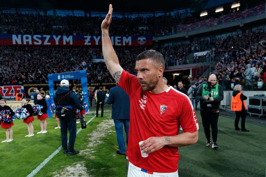 Podolski wykupi większościowy pakiet akcji Górnika za niecałe 4 mln złotych Podolski wykupi większościowy pakiet akcji Górnika za niecałe 4 mln złotych