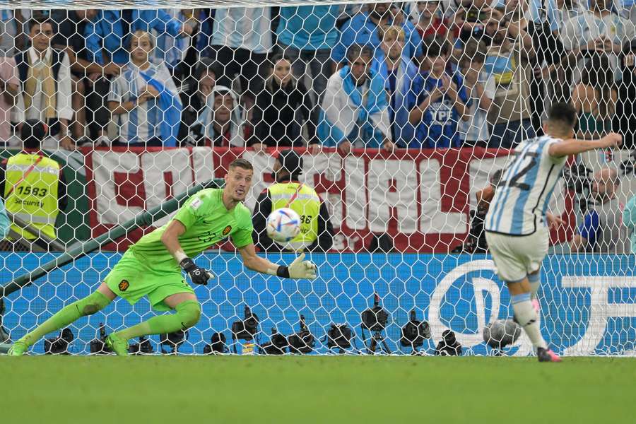 Lautaro Martínez cobrou o pênalti decisivo da Argentina contra a Holanda