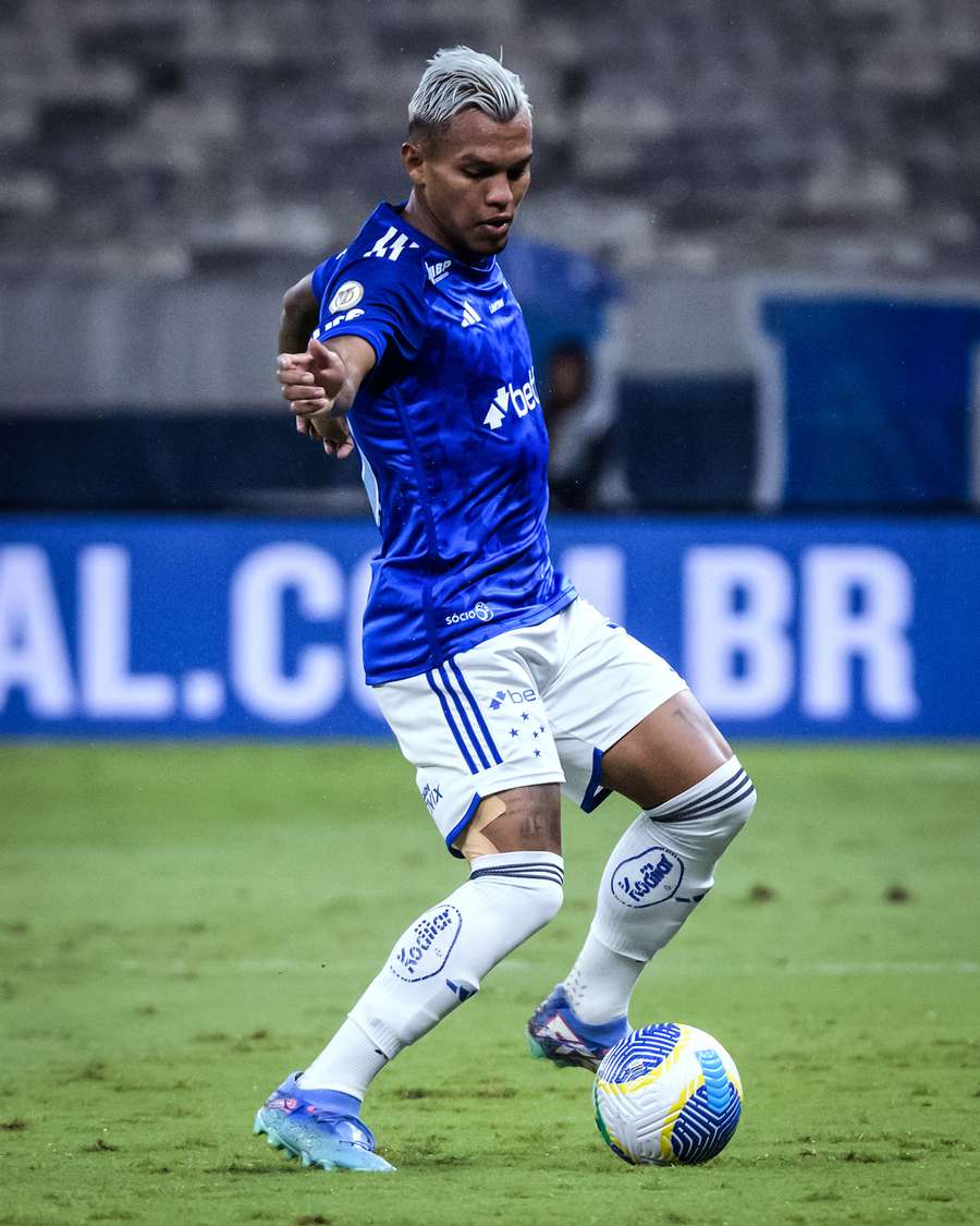 Gabriel Veron em jogo do Cruzeiro contra o Palmeiras, clube de sua formação