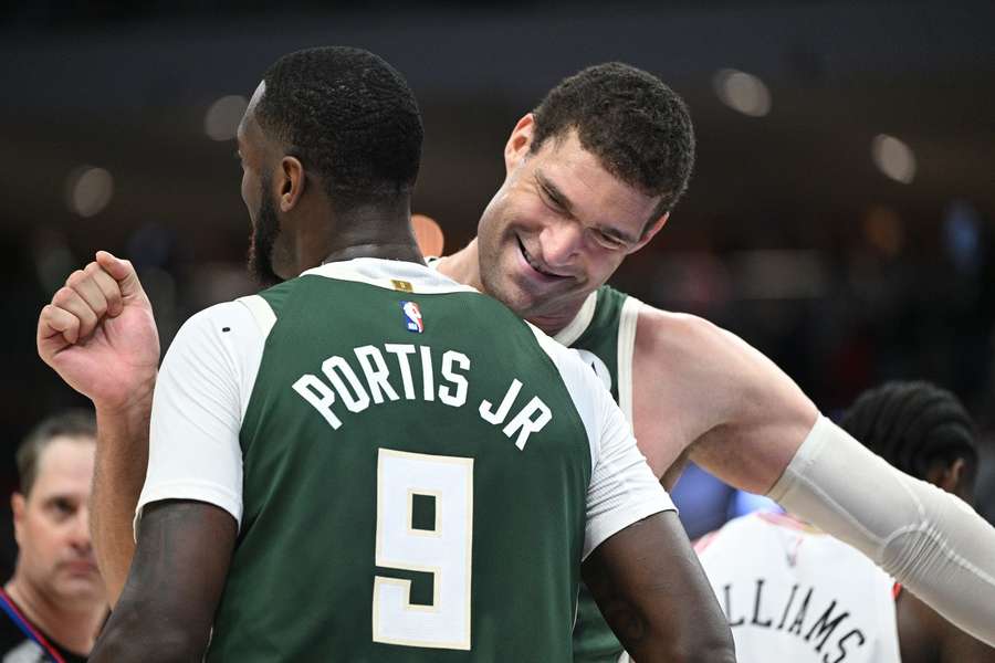  Brook Lopez a Bobby Portis oslavujú kôš proti Chicagu. 