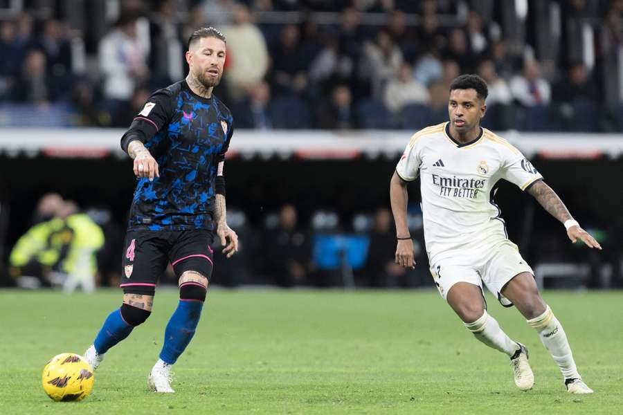 Sergio Ramos, ante Rodrygo en el Real Madrid-Sevilla de la 2023-2024 Sergio Ramos, ante Rodrygo en el Real Madrid-Sevilla de la 2023-2024