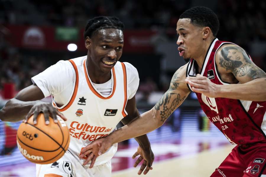 Brancou Badio ante Trae Bell-Haynes