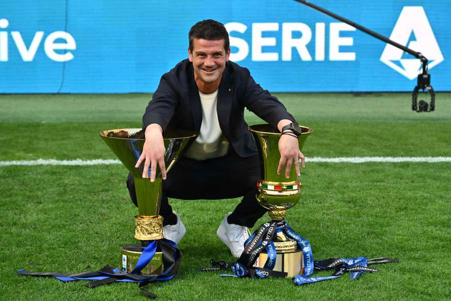 Cristian Chivu con i due trofei vinti al suo primo anno sulla panchina dell'Inter