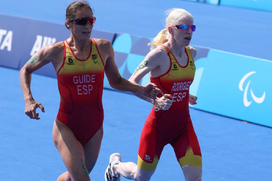 Susana Rodríguez, junto a su guía, Sara Pérez Salas