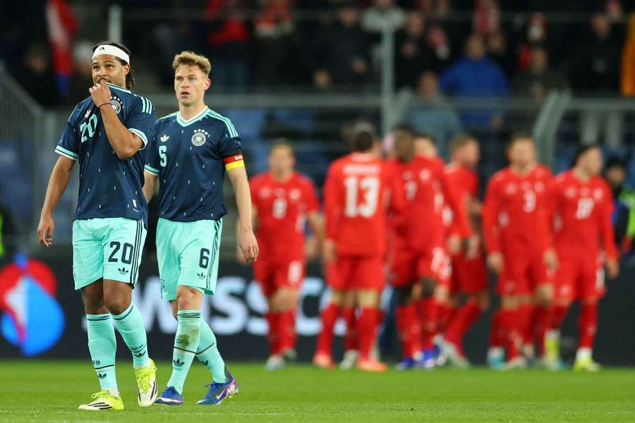 Serge Gnabry (l.) zog sich einen Ausriss der Adduktoren am rechten Oberschenkel zu