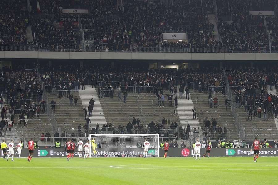 Muitos adeptos do Frankfurt abandonaram as bancadas no início do jogo em solidariedade para com os feridos.