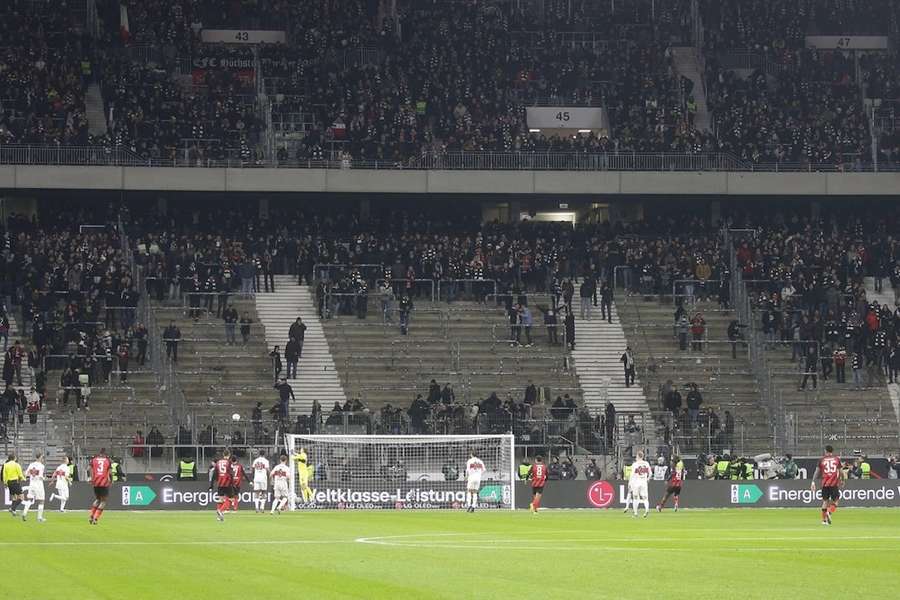 Viele Frankfurter Fans hatten zu Beginn des Spiels aus Solidarität zu den Verletzten die Tribünen verlassen.